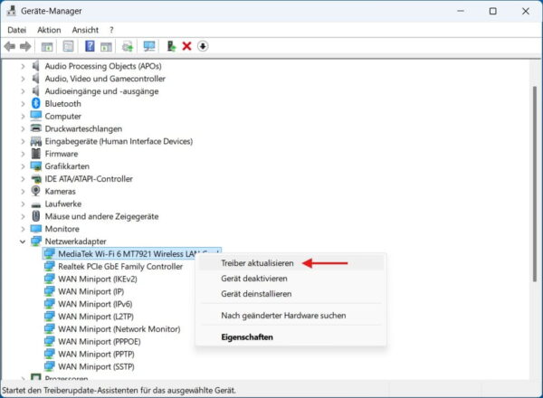 Windows Geräte-Manager mit Rechtsklick auf den WLAN-Netzwerkadapter und der Option Treiber aktualisieren